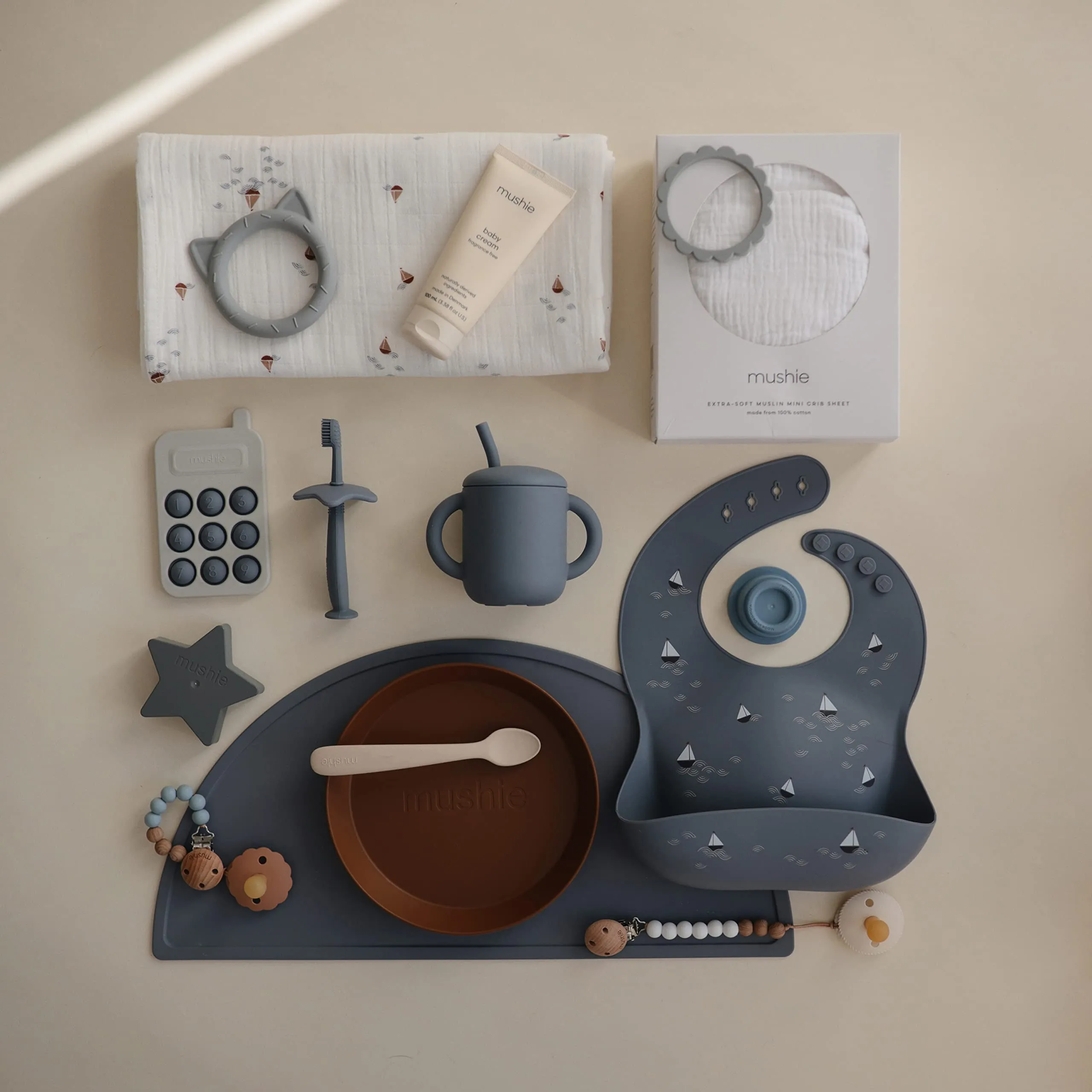 mushie Paint Palette Press Toy